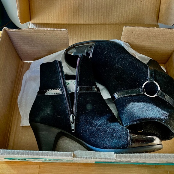 Ladies cute Ankle boots by Martino Canada Size 6 like new in original box - Picture 2 of 8